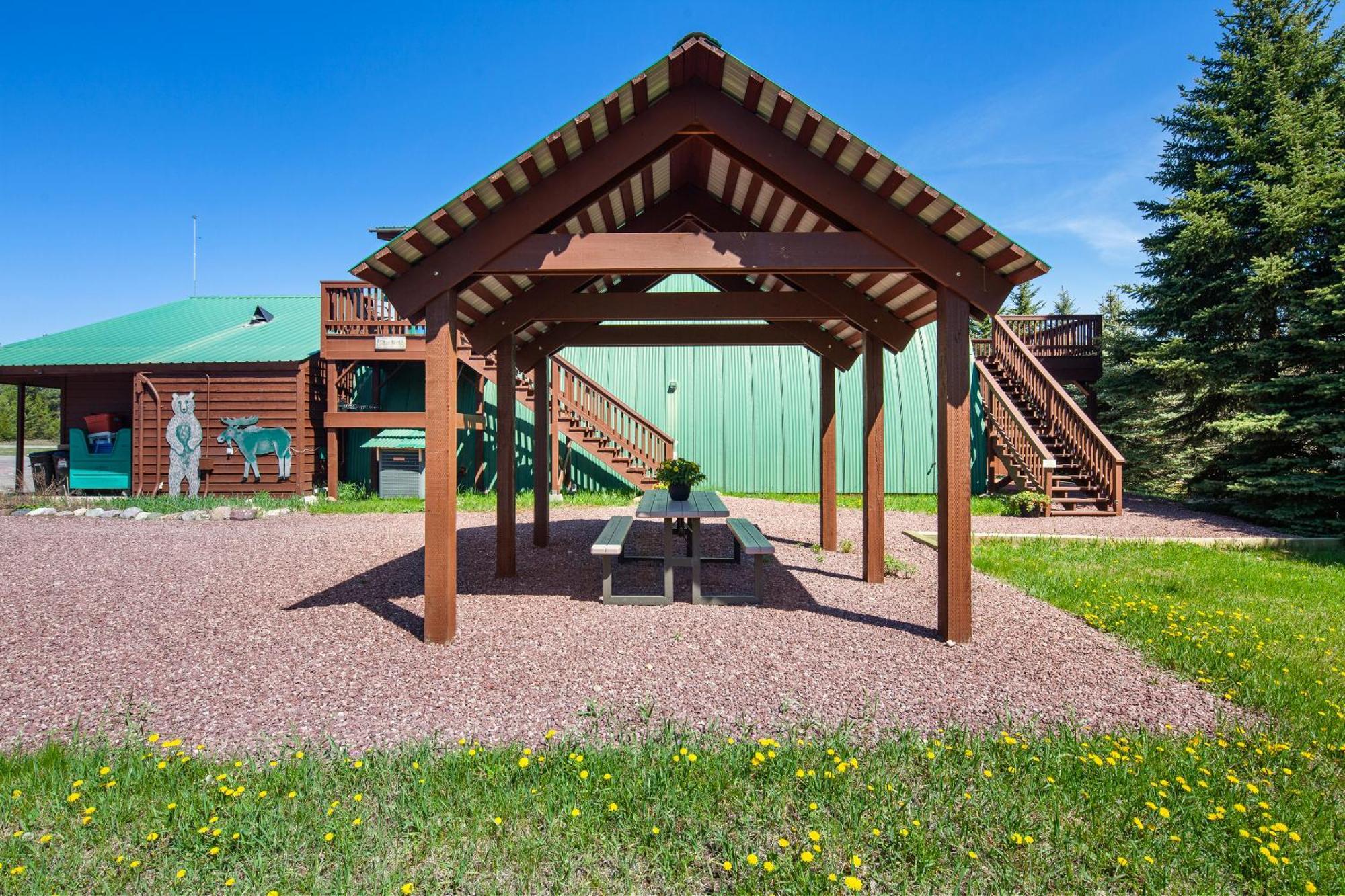 Sky Eco - Glacier General Store And Cabins Coram エクステリア 写真