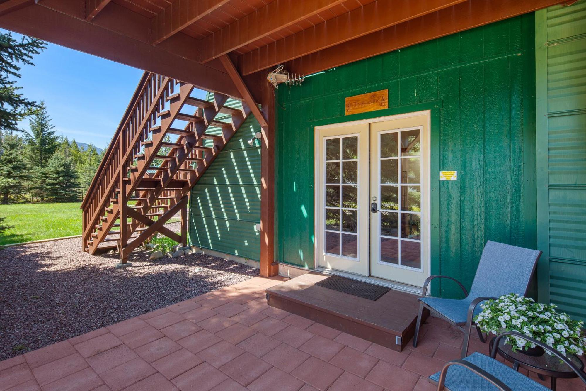 Sky Eco - Glacier General Store And Cabins Coram エクステリア 写真