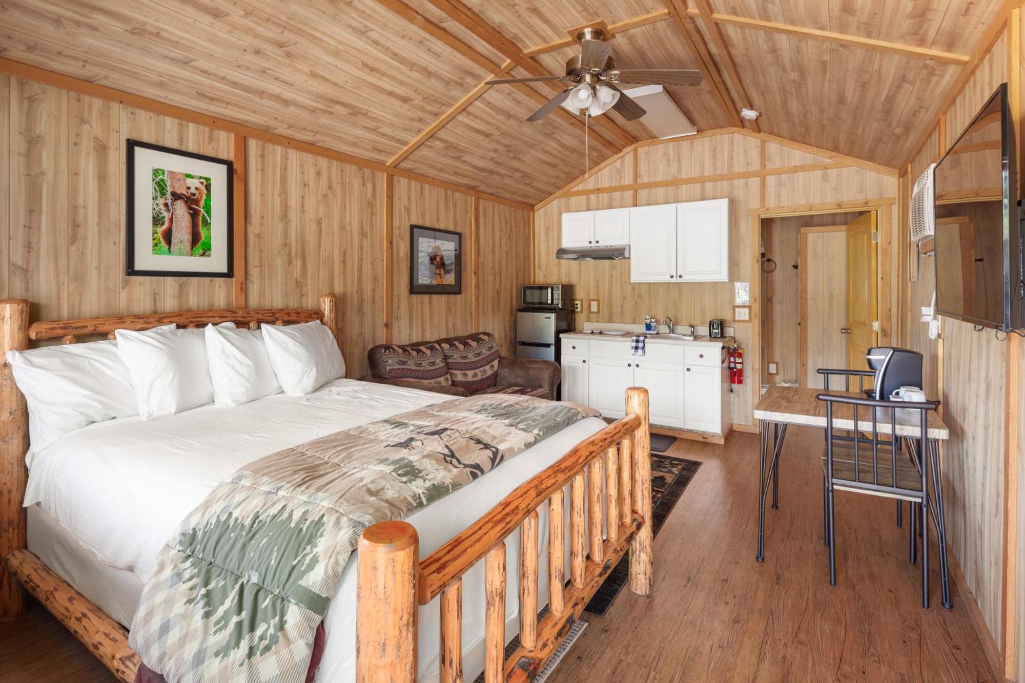 Sky Eco - Glacier General Store And Cabins Coram エクステリア 写真