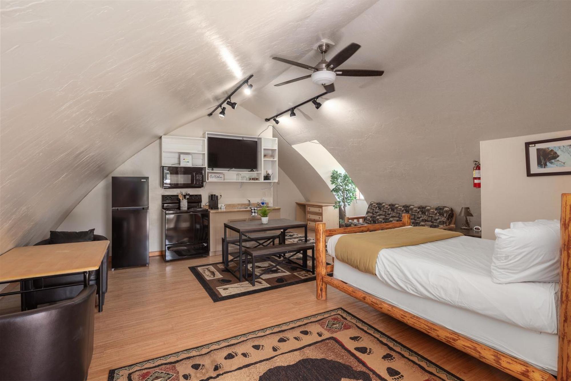 Sky Eco - Glacier General Store And Cabins Coram エクステリア 写真