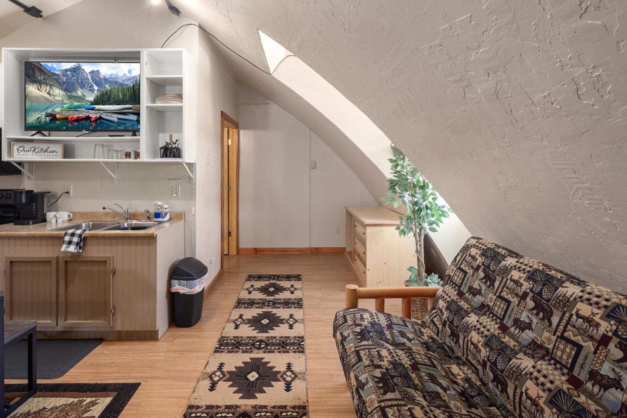 Sky Eco - Glacier General Store And Cabins Coram エクステリア 写真