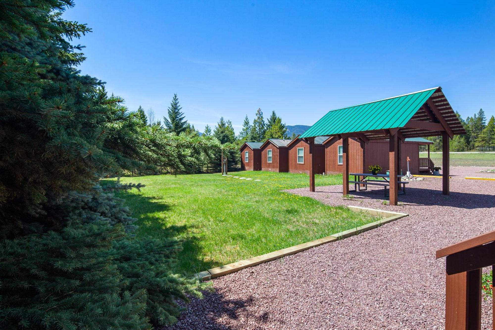 Sky Eco - Glacier General Store And Cabins Coram エクステリア 写真