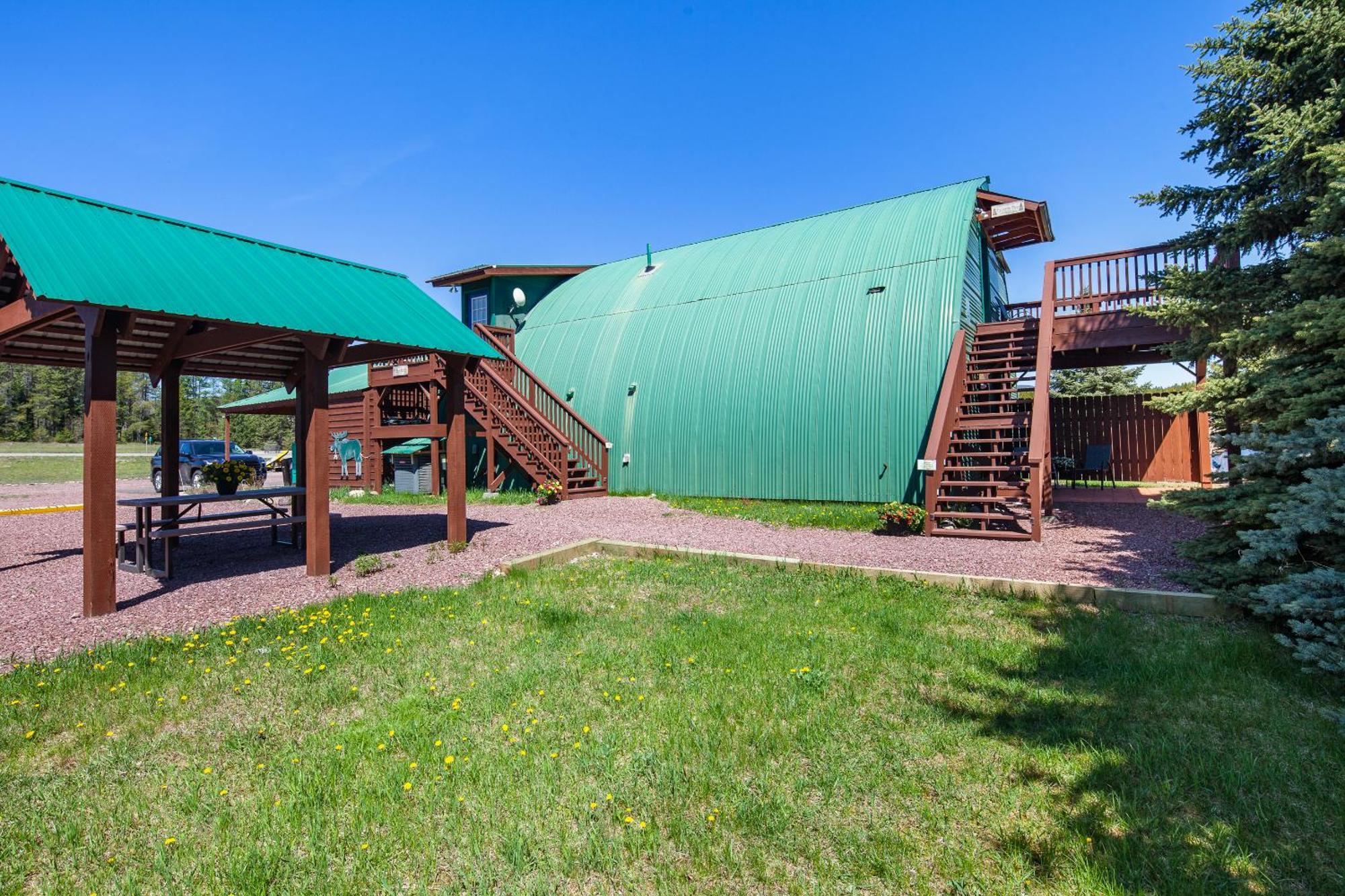 Sky Eco - Glacier General Store And Cabins Coram エクステリア 写真