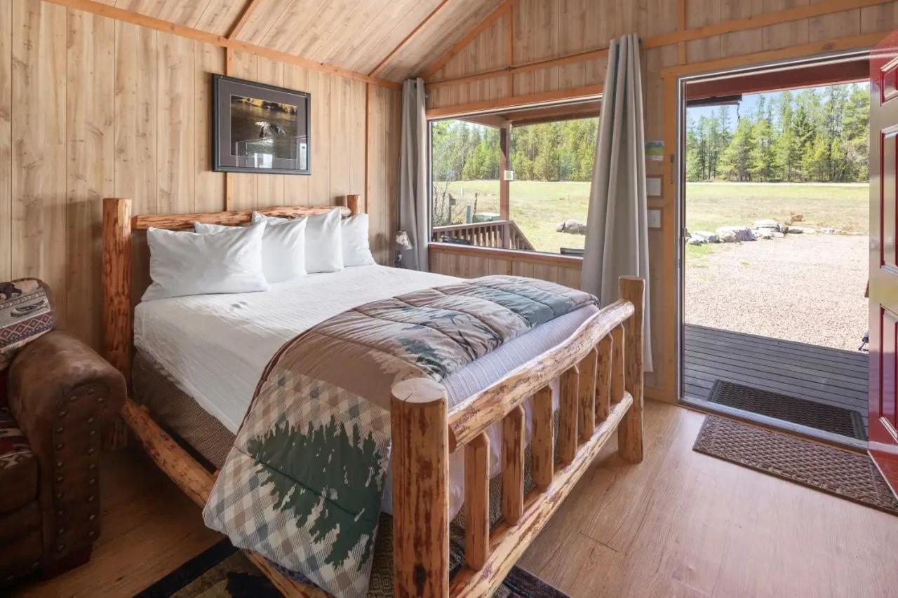 Sky Eco - Glacier General Store And Cabins Coram エクステリア 写真