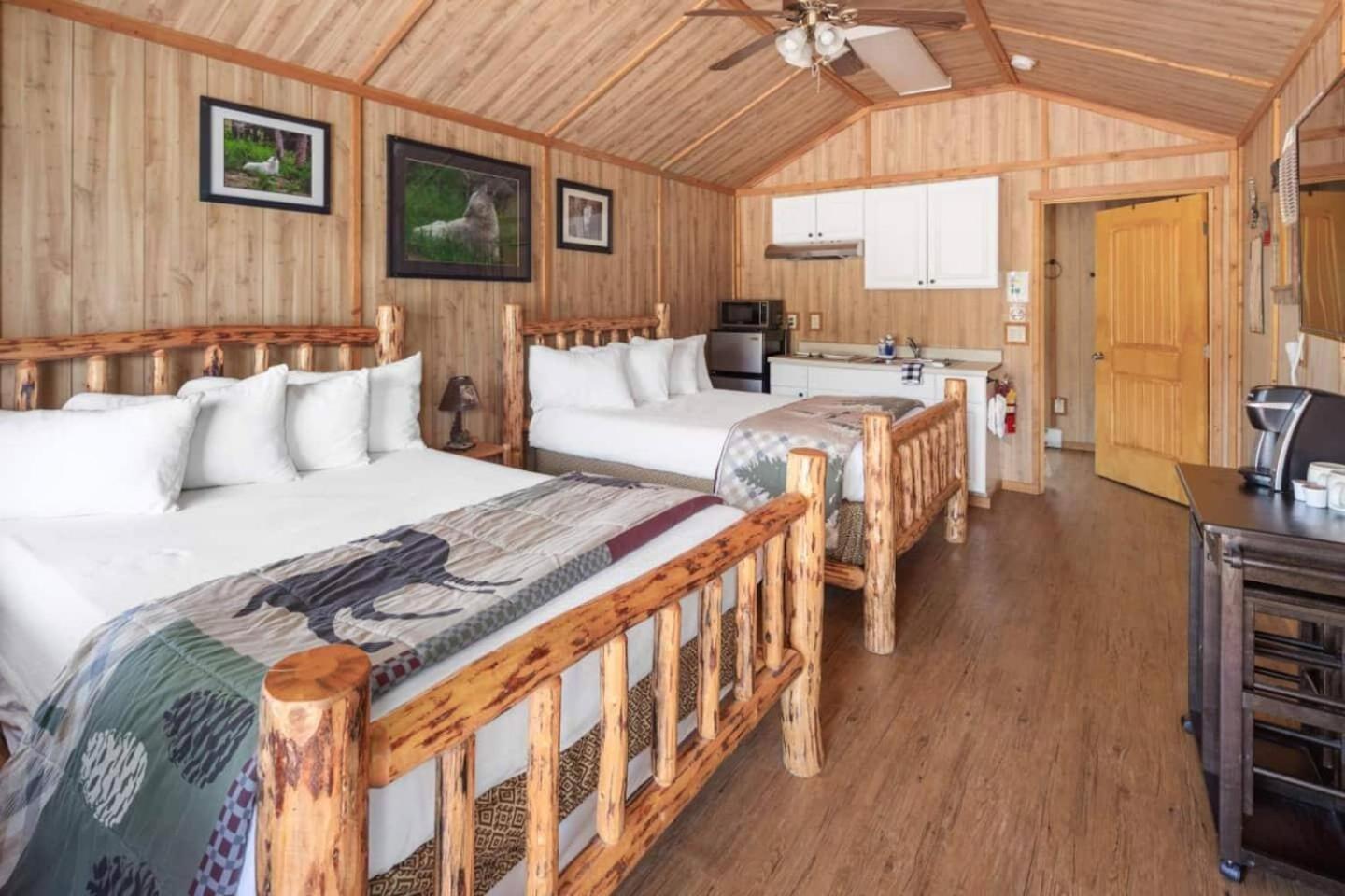 Sky Eco - Glacier General Store And Cabins Coram エクステリア 写真