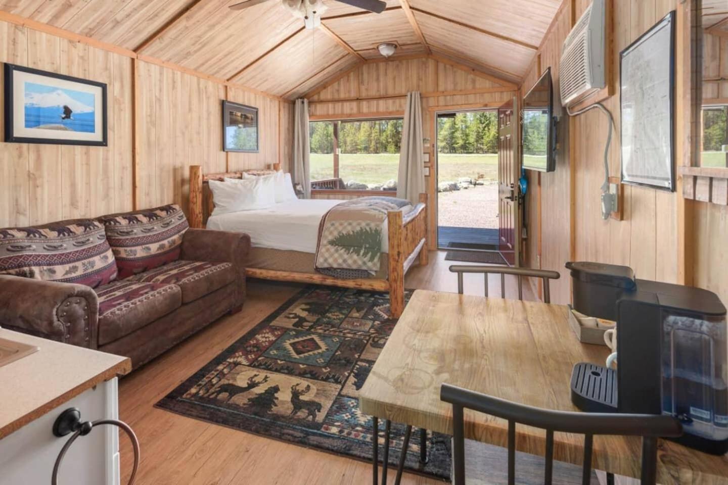 Sky Eco - Glacier General Store And Cabins Coram エクステリア 写真