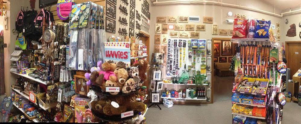 Sky Eco - Glacier General Store And Cabins Coram エクステリア 写真